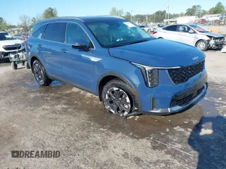 2025 Kia Sorento S z VIN 5XYRL4JC7SG358403, wystawiony jako IAAI lot #41982164 z przebiegiem 1 859 mil mil oraz . Historia ofert i sprzedaży dostępna na DreamBid. Obrazek 1.