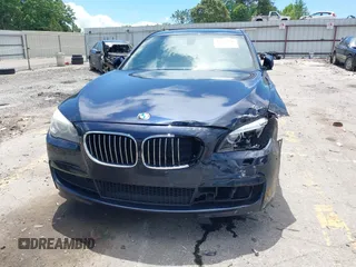 2015 BMW 7 Series 740i z VIN WBAYA6C59FD826726, wystawiony jako IAAI lot #42254240 z przebiegiem 110 006 mil mil oraz . Historia ofert i sprzedaży dostępna na DreamBid. Obrazek 6.