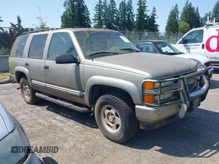 1999 Chevrolet Tahoe Z71 z VIN 1GNEK13R5XR150702, wystawiony jako IAAI lot #42409648 z przebiegiem 111 433 mil mil oraz . Historia ofert i sprzedaży dostępna na DreamBid. Obrazek 1.