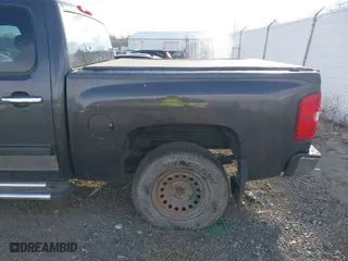 2010 Chevrolet Silverado 1500 LT with VIN 3GCRKSE32AG129922, listed as a IAAI auction lot 40910846 with 122,255 mi miles. Bid and sale history available at carsss.com. Image 19.