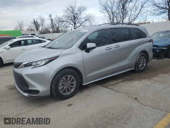 2021 Toyota Sienna LE z VIN 5TDBRKEC2MS031556, wystawiony jako Copart lot #42641195 z przebiegiem 55 211 mil mil oraz Szkoda całkowita • Salvage title. Historia ofert i sprzedaży dostępna na DreamBid. Obrazek 1.