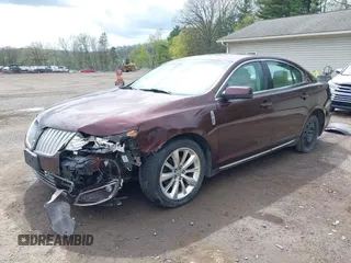 2009 Lincoln MKS z VIN 1LNHM93R09G612169, wystawiony jako IAAI lot #42126437 z przebiegiem 158 393 mil mil oraz . Historia ofert i sprzedaży dostępna na DreamBid. Obrazek 22.