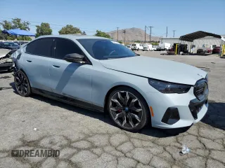 2024 BMW i5 M60 z VIN WBY43FK05RCR83468, wystawiony jako Copart lot #60697064 z przebiegiem 1703 mil mil oraz Szkody całkowita. Historia ofert i sprzedaży dostępna na DreamBid. Obrazek 4.