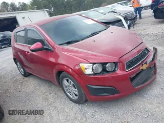 2012 Chevrolet Sonic LT z VIN 1G1JD6SBXC4179292, wystawiony jako IAAI lot #41940825 z przebiegiem 185 150 mil mil oraz . Historia ofert i sprzedaży dostępna na DreamBid. Obrazek 1.