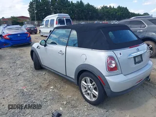 2012 MINI Convertible z VIN WMWZN3C51CT265186, wystawiony jako IAAI lot #42556739 z przebiegiem 118 747 mil mil oraz . Historia ofert i sprzedaży dostępna na DreamBid. Obrazek 3.