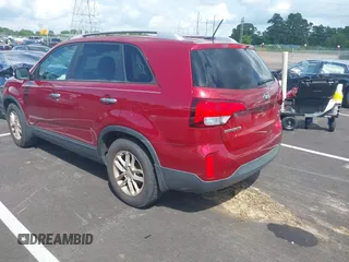 2015 Kia Sorento LX z VIN 5XYKTCA61FG651628, wystawiony jako IAAI lot #42492219 z przebiegiem 111 829 mil mil oraz . Historia ofert i sprzedaży dostępna na DreamBid. Obrazek 3.
