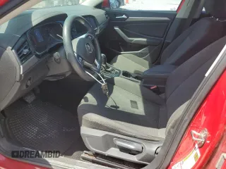 2019 Volkswagen Jetta S z VIN 3VWCB7BU1KM180098, wystawiony jako Copart lot #53572715 z przebiegiem 102 787 mil mil oraz Czysty tytuł • Clean title. Historia ofert i sprzedaży dostępna na DreamBid. Obrazek 7.