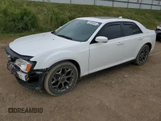 2015 Chrysler 300 S z VIN 2C3CCAGG5FH876276, wystawiony jako Copart lot #58496645 z przebiegiem 111 767 mil mil oraz Tytuł czysty. Historia ofert i sprzedaży dostępna na DreamBid. Obrazek 1.
