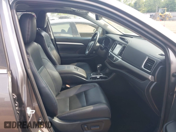 2019 Toyota Highlander SE z VIN 5TDJZRFHXKS586184, wystawiony jako IAAI lot #42414798 z przebiegiem 165 814 mil mil oraz . Historia ofert i sprzedaży dostępna na DreamBid. Obrazek 5.