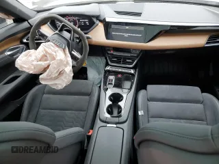 2022 Audi e-tron GT Premium Plus z VIN WAUFJBFW2N7008708, wystawiony jako Copart lot #47915324 z przebiegiem 27 193 mil mil oraz . Historia ofert i sprzedaży dostępna na DreamBid. Obrazek 8.