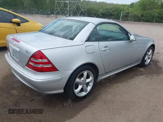2002 Mercedes-Benz SLK 320 z VIN WDBKK65F82F254735, wystawiony jako IAAI lot #42135544 z przebiegiem 110 886 mil mil oraz . Historia ofert i sprzedaży dostępna na DreamBid. Obrazek 4.