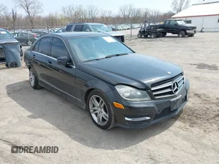 2014 Mercedes-Benz C 300 Sport z VIN WDDGF8AB9EA929638, wystawiony jako IAAI lot #41964952 z przebiegiem 121 637 mil mil oraz . Historia ofert i sprzedaży dostępna na DreamBid. Obrazek 1.