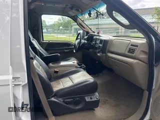 2005 Ford Excursion Eddie Bauer z VIN 1FMNU45S55ED43971, wystawiony jako Copart lot #62346055 z przebiegiem 216 668 mil mil oraz Czysty tytuł • Clean title. Historia ofert i sprzedaży dostępna na DreamBid. Obrazek 5.