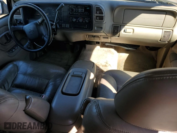 1998 Chevrolet Suburban z VIN 1GNFK16R6WJ306534, wystawiony jako Copart lot #75030844 z przebiegiem 230 869 mil mil oraz Czysty tytuł • Clean title. Historia ofert i sprzedaży dostępna na DreamBid. Obrazek 8.