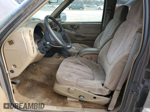 1998 GMC Jimmy SLE with VIN 1GKDT13W3W2555220, listed as a Copart auction lot 42743674 with 207,235 mi miles and Salvage Title. Bid and sale history available at carsss.com. Image 7.