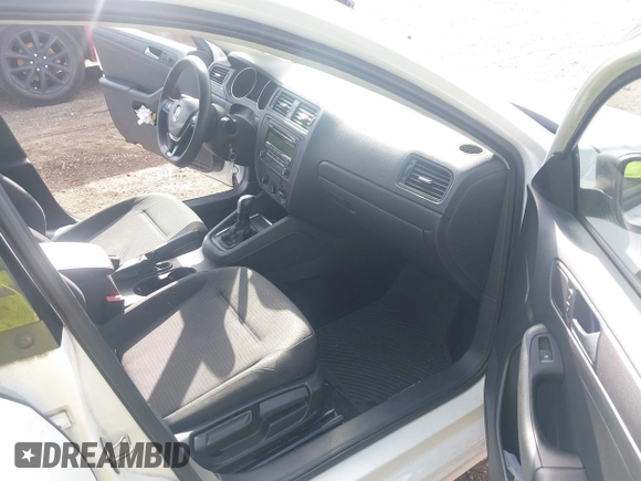 2015 Volkswagen Jetta S z VIN 3VW2K7AJ4FM327068, wystawiony jako IAAI lot #42610853 z przebiegiem 150 636 mil mil oraz . Historia ofert i sprzedaży dostępna na DreamBid. Obrazek 5.
