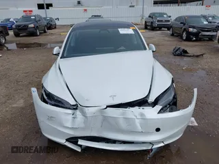 2025 Tesla Model 3 Long Range z VIN 5YJ3E1EB9SF904223, wystawiony jako IAAI lot #41611201 z przebiegiem 690 mil mil oraz . Historia ofert i sprzedaży dostępna na DreamBid. Obrazek 12.