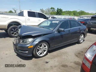 2013 Mercedes-Benz C 300 Sport z VIN WDDGF8AB2DR272004, wystawiony jako Copart lot #56638505 z przebiegiem 88 861 mil mil oraz Szkoda całkowita • Salvage title. Historia ofert i sprzedaży dostępna na DreamBid. Obrazek 1.