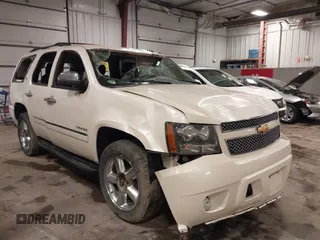 2013 Chevrolet Tahoe LTZ z VIN 1GNSKCE04DR198328, wystawiony jako IAAI lot #41938765 z przebiegiem 214 596 mil mil oraz . Historia ofert i sprzedaży dostępna na DreamBid. Obrazek 1.