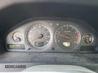 2004 Volvo V70 with VIN YV1SW61T942426583, listed as a Copart auction lot 68699624 with 153,895 mi miles and Salvage Title. Bid and sale history available at carsss.com. Image 9.