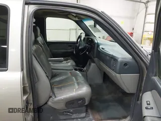 2000 Chevrolet Suburban LT with VIN 3GNFK16T9YG130739, listed as a IAAI auction lot 41943223 with 300,952 mi miles. Bid and sale history available at carsss.com. Image 5.