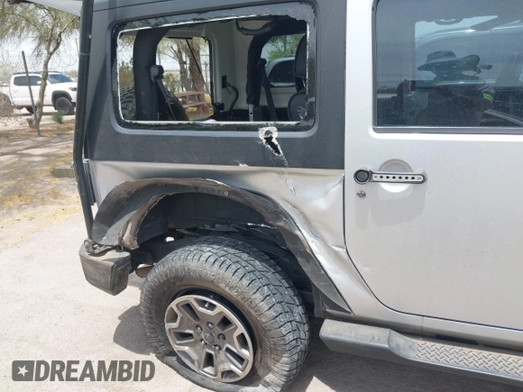 2008 Jeep Wrangler Sahara z VIN 1J4FA54158L640474, wystawiony jako IAAI lot #42243860 z przebiegiem 141 303 mil mil oraz . Historia ofert i sprzedaży dostępna na DreamBid. Obrazek 6.