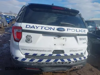 2018 Ford Police Interceptor Utility z VIN 1FM5K8AR8JGB93126, wystawiony jako IAAI lot #41642960 z przebiegiem 64 650 mil mil oraz . Historia ofert i sprzedaży dostępna na DreamBid. Obrazek 17.
