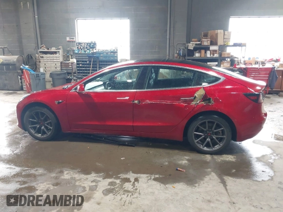 2020 Tesla Model 3 Standard Range Plus z VIN 5YJ3E1EA2LF705670, wystawiony jako IAAI lot #41572352 z przebiegiem 99 980 mil mil oraz . Historia ofert i sprzedaży dostępna na DreamBid. Obrazek 14.