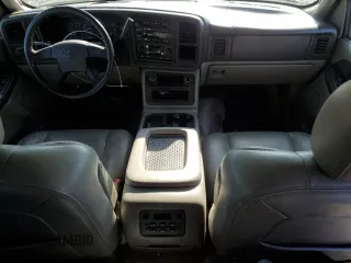 2003 Chevrolet Suburban Z71 z VIN 3GNFK16Z33G137747, wystawiony jako Copart lot #55563055 z przebiegiem 224 502 mil mil oraz Szkoda całkowita • Salvage title. Historia ofert i sprzedaży dostępna na DreamBid. Obrazek 8.
