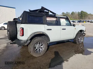 2024 Ford Bronco Badlands z VIN 1FMEE9BP9RLA26173, wystawiony jako Copart lot #47761755 z przebiegiem 2901 mil mil oraz Szkody całkowita. Historia ofert i sprzedaży dostępna na DreamBid. Obrazek 3.