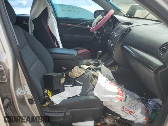 2013 Kia Sorento LX z VIN 5XYKT3A62DG348239, wystawiony jako Copart lot #52022165 z przebiegiem Nie podano mil oraz Szkoda całkowita • Salvage title. Historia ofert i sprzedaży dostępna na DreamBid. Obrazek 7.