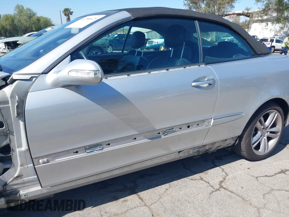 2007 Mercedes-Benz CLK 350 with VIN WDBTK56F27F228877, listed as a IAAI auction lot 42256623 with 158,017 mi miles and . Bid and sale history available at DreamBid. Image 13.