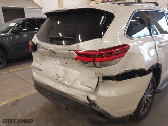 2017 Toyota Highlander XLE with VIN 5TDJZRFH8HS457014, listed as a IAAI auction lot 41361567 with 38,085 mi miles. Bid and sale history available at carsss.com. Image 6.