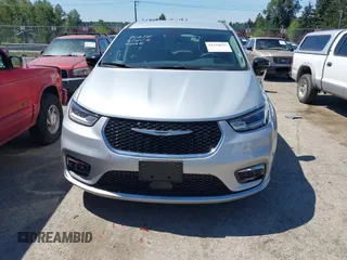 2024 Chrysler Pacifica Hybrid Select z VIN 2C4RC1S7XRR147332, wystawiony jako IAAI lot #42194613 z przebiegiem 25 493 mil mil oraz . Historia ofert i sprzedaży dostępna na DreamBid. Obrazek 13.