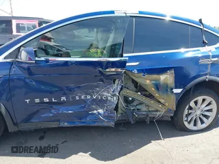 2017 Tesla Model X 90D z VIN 5YJXCDE23HF077126, wystawiony jako IAAI lot #42035067 z przebiegiem Nie podano mil oraz . Historia ofert i sprzedaży dostępna na DreamBid. Obrazek 6.