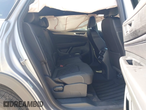 2024 Volkswagen Atlas SE z VIN 1V2KE2CA3RC243791, wystawiony jako IAAI lot #42037645 z przebiegiem 24 932 mil mil oraz . Historia ofert i sprzedaży dostępna na DreamBid. Obrazek 8.
