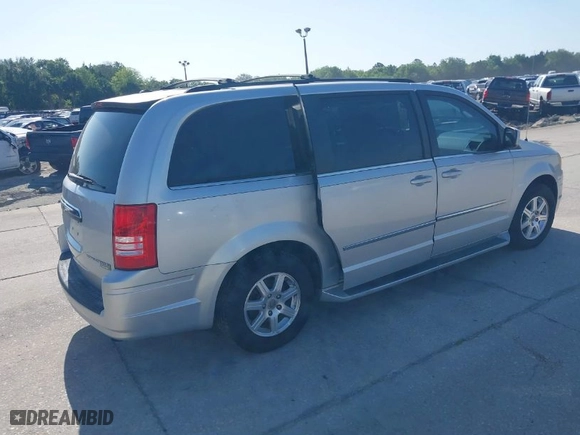 2009 Chrysler Town & Country Touring with VIN 2A8HR541X9R629995, listed as a IAAI auction lot 42022996 with 195,703 mi miles. Bid and sale history available at carsss.com. Image 4.