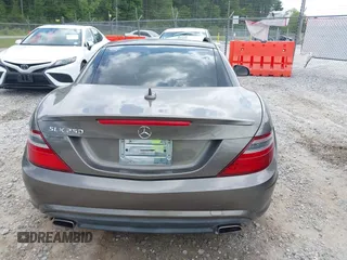 2015 Mercedes-Benz SLK 250 z VIN WDDPK4HA5FF110938, wystawiony jako IAAI lot #42098160 z przebiegiem 46 779 mil mil oraz . Historia ofert i sprzedaży dostępna na DreamBid. Obrazek 17.