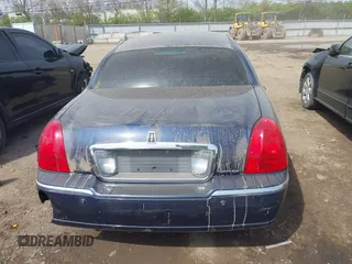 2003 Lincoln Town Car Executive z VIN 1LNHM81W43Y632820, wystawiony jako IAAI lot #42048881 z przebiegiem 137 738 mil mil oraz . Historia ofert i sprzedaży dostępna na DreamBid. Obrazek 16.