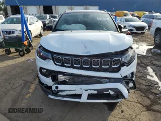 2024 Jeep Compass Limited z VIN 3C4NJDCN4RT139842, wystawiony jako Copart lot #51606655 z przebiegiem 13 455 mil mil oraz Czysty tytuł • Clean title. Historia ofert i sprzedaży dostępna na DreamBid. Obrazek 5.