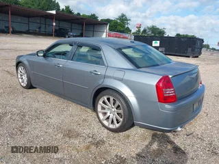 2006 Chrysler 300 C SRT-8 z VIN 2C3LA73W66H523504, wystawiony jako IAAI lot #42483103 z przebiegiem 61 560 mil mil oraz . Historia ofert i sprzedaży dostępna na DreamBid. Obrazek 3.