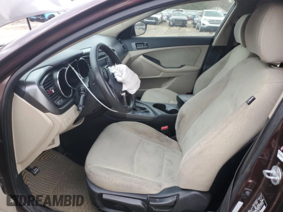 2013 Kia Optima LX z VIN 5XXGM4A7XDG129700, wystawiony jako Copart lot #47581035 z przebiegiem 121 247 mil mil oraz Szkody całkowita. Historia ofert i sprzedaży dostępna na DreamBid. Obrazek 7.