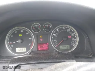 2002 Volkswagen Passat GLX with VIN WVWYH63BX2E208839, listed as a IAAI auction lot 42018138 with 192,648 mi miles. Bid and sale history available at carsss.com. Image 7.