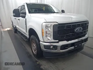2023 Ford F-250 XL z VIN 1FT7W2BT9PEC17317, wystawiony jako IAAI lot #42533500 z przebiegiem 62 225 mil mil oraz . Historia ofert i sprzedaży dostępna na DreamBid. Obrazek 1.