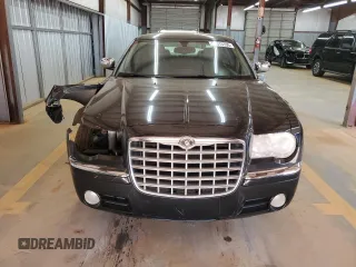 2005 Chrysler 300 C z VIN 2C3JA63H95H577428, wystawiony jako Copart lot #50975795 z przebiegiem 130 630 mil mil oraz Szkoda całkowita • Salvage title. Historia ofert i sprzedaży dostępna na DreamBid. Obrazek 5.