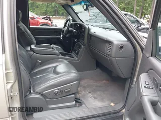 2004 Chevrolet Avalanche Z71 z VIN 3GNEK12TX4G226357, wystawiony jako IAAI lot #42507205 z przebiegiem 200 631 mil mil oraz . Historia ofert i sprzedaży dostępna na DreamBid. Obrazek 5.