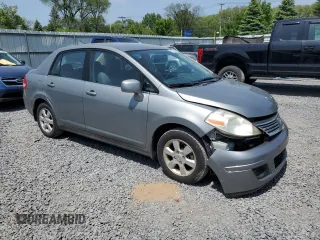 2007 Nissan Versa SL z VIN 3N1BC11E57L416996, wystawiony jako Copart lot #59078575 z przebiegiem 176 394 mil mil oraz Szkoda całkowita • Salvage title. Historia ofert i sprzedaży dostępna na DreamBid. Obrazek 4.