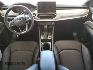 2025 Jeep Compass Limited z VIN 3C4NJDCN9ST552801, wystawiony jako Copart lot #64312945 z przebiegiem 3 401 mil mil oraz Szkoda całkowita • Salvage title. Historia ofert i sprzedaży dostępna na DreamBid. Obrazek 8.
