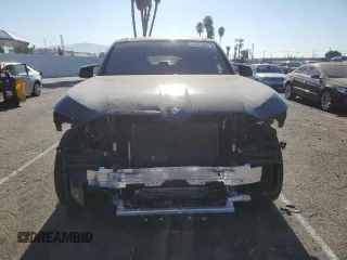 2023 BMW XM z VIN 5YM23CS04P9S41474, wystawiony jako Copart lot #64112444 z przebiegiem 13 109 mil mil oraz Szkody całkowita. Historia ofert i sprzedaży dostępna na DreamBid. Obrazek 5.