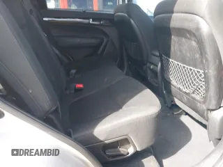 2014 Kia Sorento LX z VIN 5XYKTCA68EG438951, wystawiony jako IAAI lot #41702601 z przebiegiem 186 637 mil mil oraz . Historia ofert i sprzedaży dostępna na DreamBid. Obrazek 8.